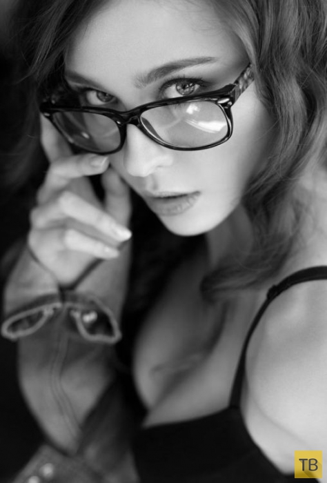 Красивые девушки в очках (23 фото)
