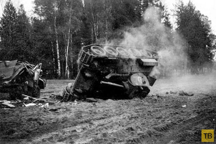 Таранная атака немецкой колонны советскими танкистами на Брянском фронте (12 фото)
