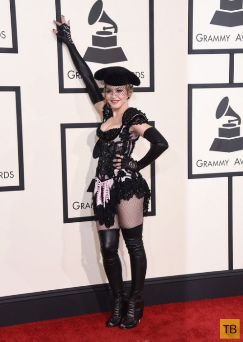 Мадонна шокировала зрителей своим костюмом на вручении премии "Гремми" (7 фото)