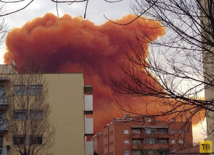 Оранжевое облако в Каталонии после взрыва на хим. заводе (22 фото)