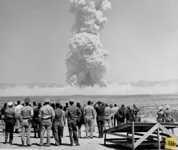 Испытания войной. Испытания атомной бомбы Невада 1955. Испытание ядерной бомбы в Неваде. Ядерное оружие США 20 век.