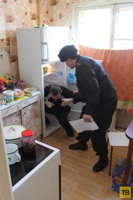 Житель Екатеринбурга спрятался от судебных приставов в холодильнике (5 фото)