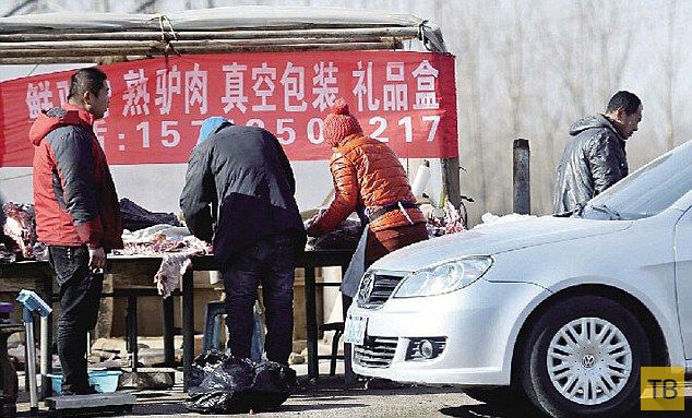В Китае торгуют ослятиной прямо на проезжей части (4 фото)