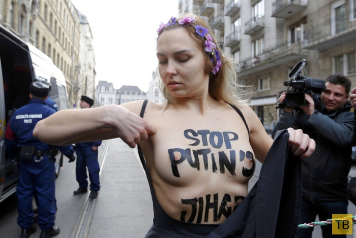 (18+) FEMEN в Венгрии протестует без трусов (8 фото)
