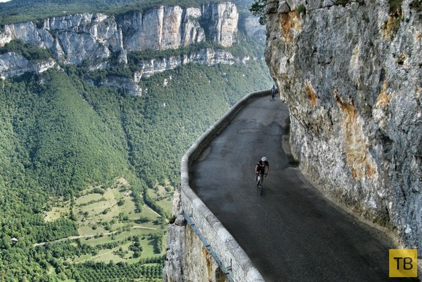 Дорога Комб Лаваль во Франции: настоящий аттракцион для велосипедистов (8 фото)