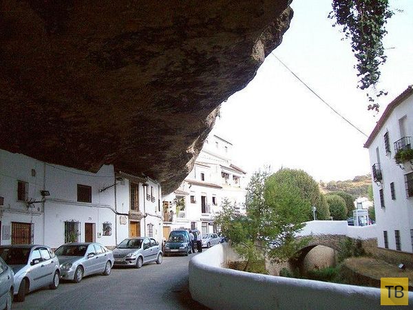 Сетениль-де-лас-Бодегас  - уникальный городок с нависающими над домами базальтовыми скалами (12 фото)