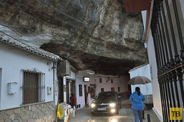 Сетениль-де-лас-Бодегас  - уникальный городок с нависающими над домами базальтовыми скалами (12 фото)