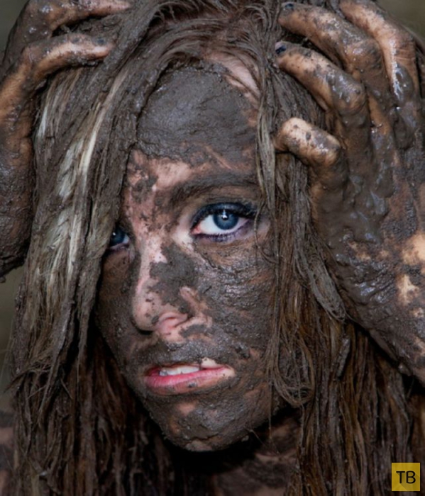 Красивые девушки, но в грязи (16 фото)