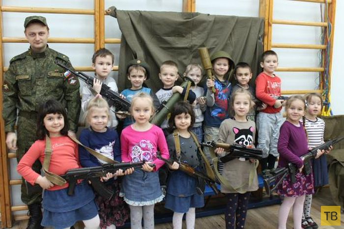 В детском саду Санкт-Петербурга детей учат навыкам обращения с оружием (4 фото)