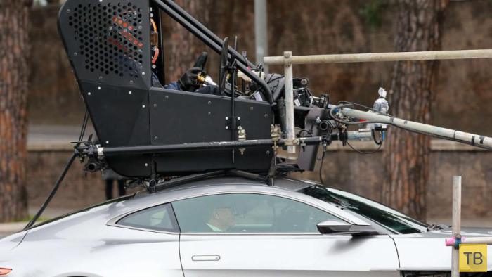 Джеймс Бонд и его автомобиль (6 фото)