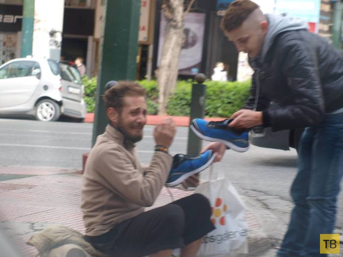 Помог бездомному (5 фото)