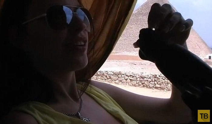 (18+) Громкий скандал из-за эротического видеоролика на фоне пирамид в Египте (9 фото)