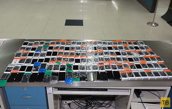 Китайский контрабандист пытался провезти 146 смартфонов (3 фото)