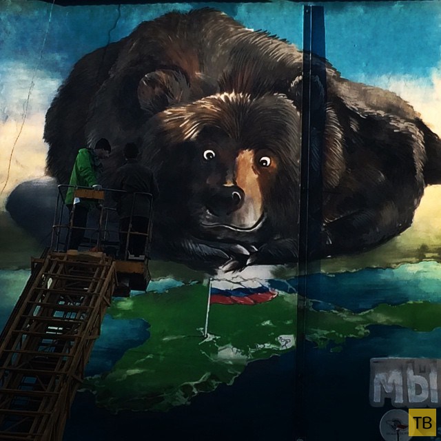 Медведь любуется Крымом - граффити в Туле (5 фото)