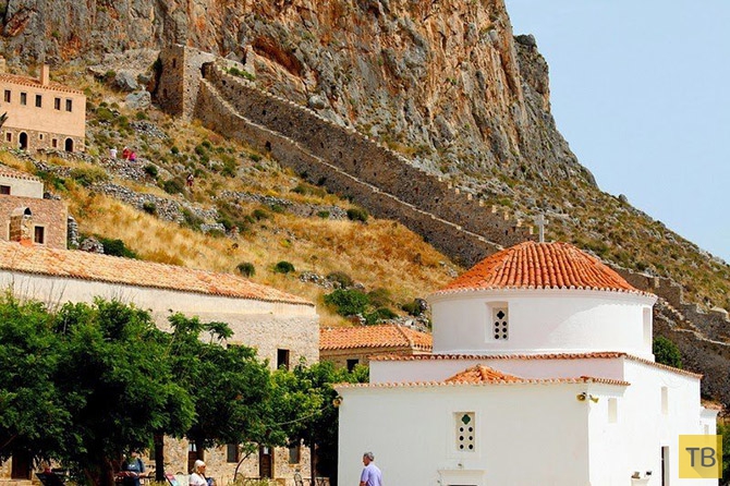 Необычный греческий город Монемвасия спрятан за скалой (10 фото)