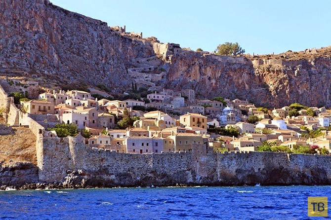 Необычный греческий город Монемвасия спрятан за скалой (10 фото)