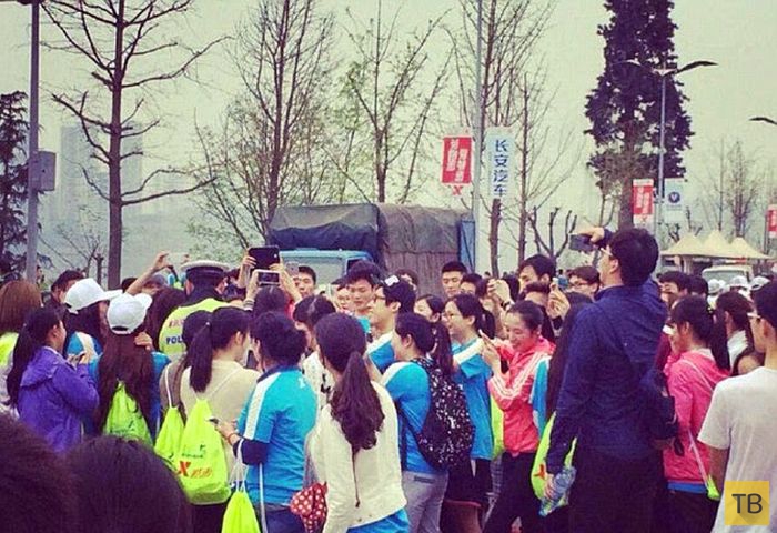Китайский полицейский сорвал женский любительский марафон (9 фото)