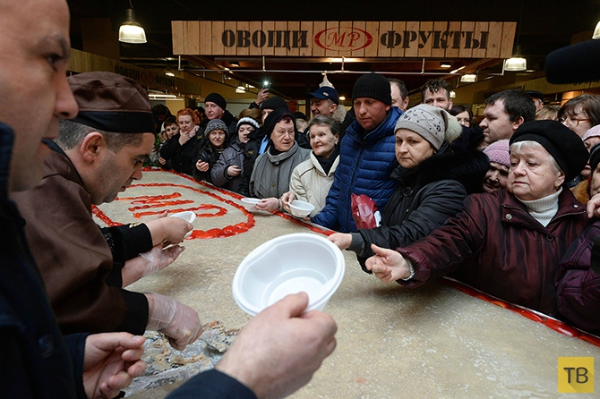 Самый большой холодец в мире приготовили на Москворецком рынке в Москве (9 фото)