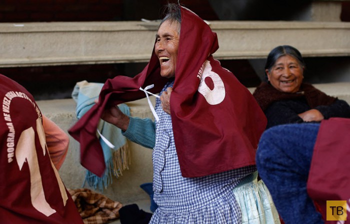 Продвинутые боливийские бабушки играют в гандбол (14 фото)