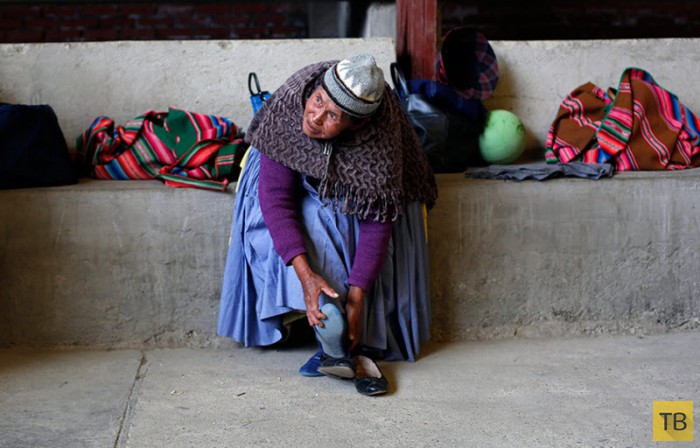 Продвинутые боливийские бабушки играют в гандбол (14 фото)