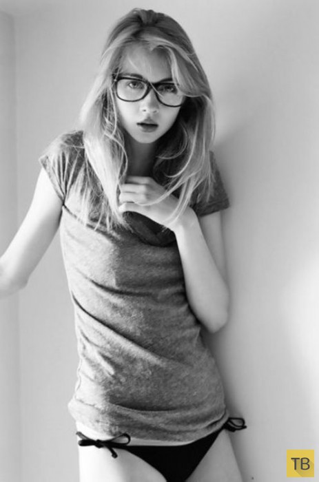 Красивые девушки в очках (22 фото)