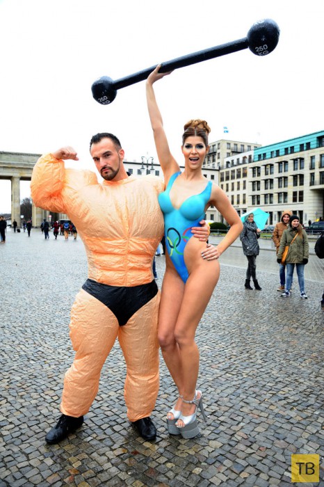 Микаэла Шефер прошла обнаженная по улицам Берлина (6 фото)