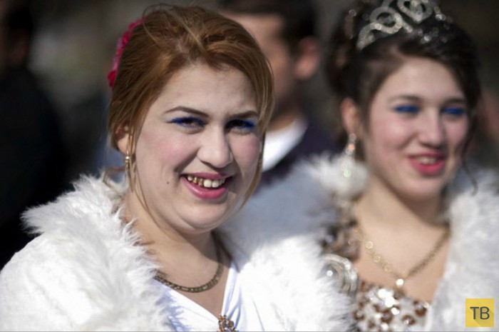 Ежегодная ярмарка жен в Болгарии (9 фото)