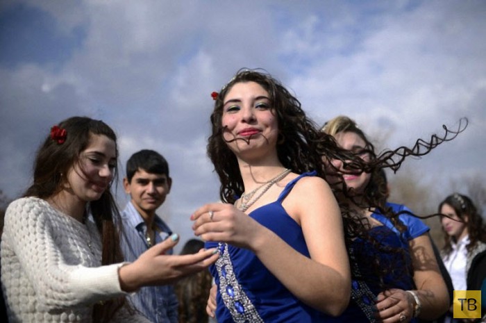 Ежегодная ярмарка жен в Болгарии (9 фото)