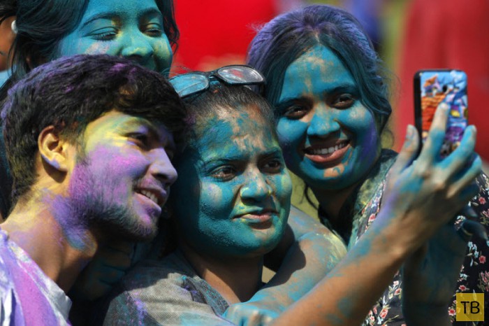 'Холи' — ежегодный Фестиваль красок в Индии (18 фото)