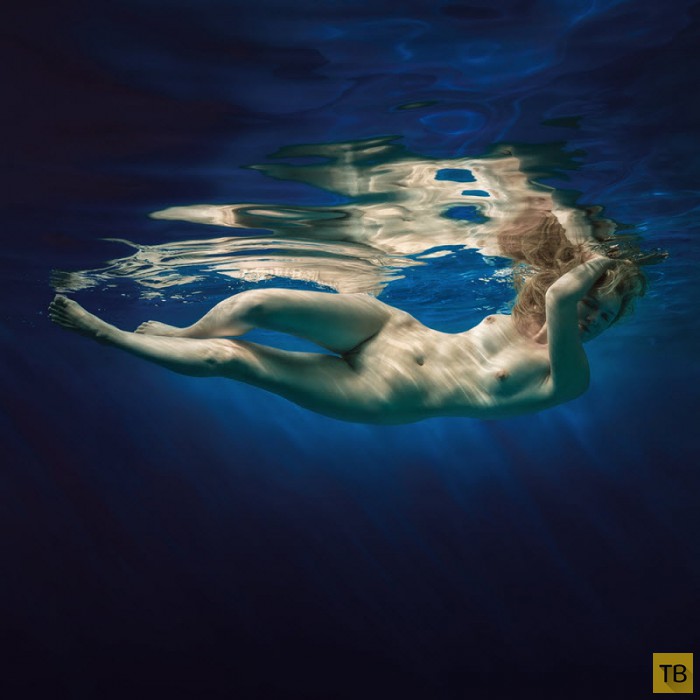 (18+) Обнаженные девушки под водой (23 фото)