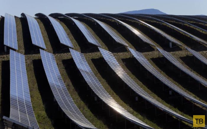 Долина солнечных батарей на холмах коммуны Ле-Ме в Провансе во Франции (13 фото)