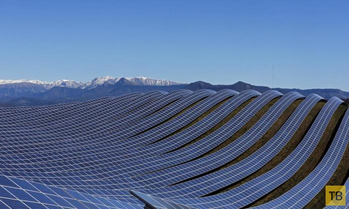 Долина солнечных батарей на холмах коммуны Ле-Ме в Провансе во Франции (13 фото)