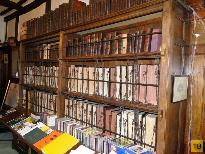 Старинные книги, прикованные к стеллажам (9 фото)