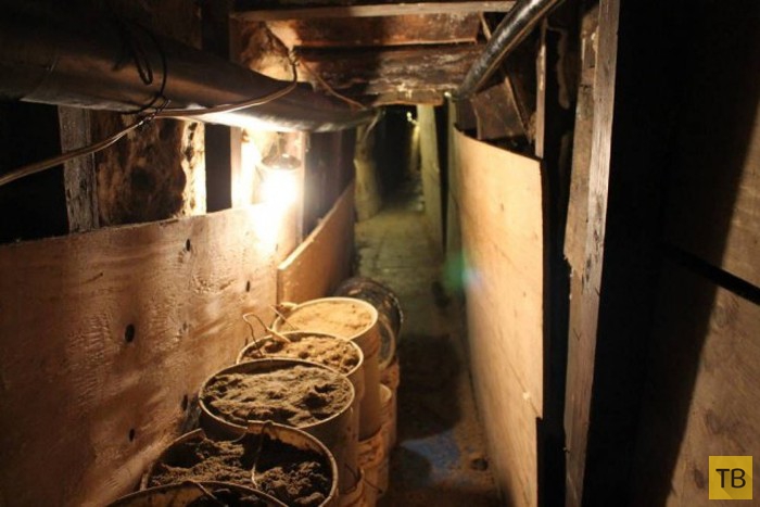 Вход в тоннель из Мексики в США замаскирован под шкаф (9 фото)