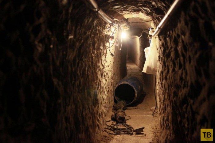 Вход в тоннель из Мексики в США замаскирован под шкаф (9 фото)