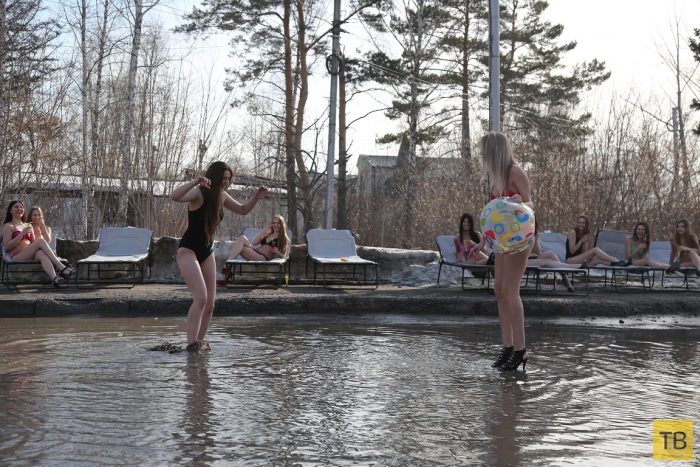 Девушки загорали у лужи в Новосибирске в знак протеста (8 фото)