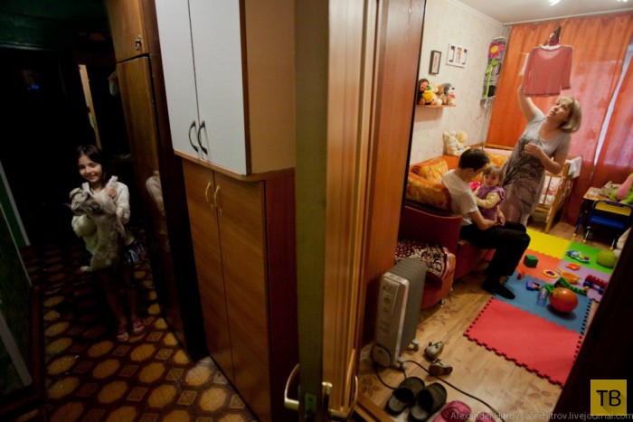 Жизнь в современной коммунальной квартире (7 фото)