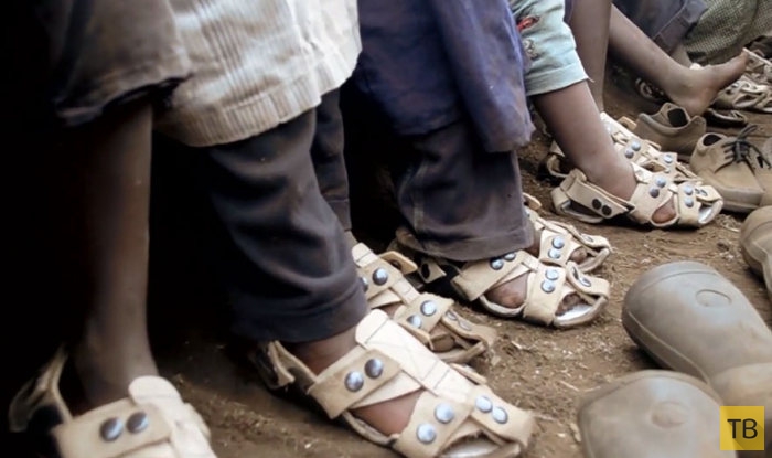 Специальные сандалии для детей из бедных стран (4 фото)