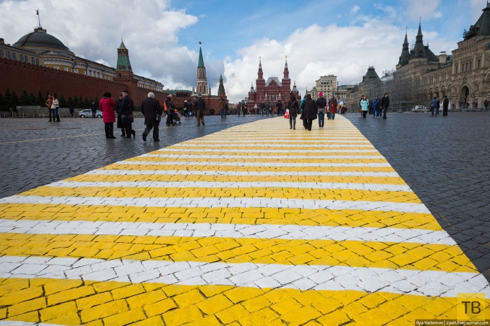 Желто-белые "зебры" на Красной площади (9 фото)