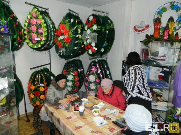 Праздничное чаепитие для ветеранов среди гробов и венков в Екатеринбурге (4 фото)