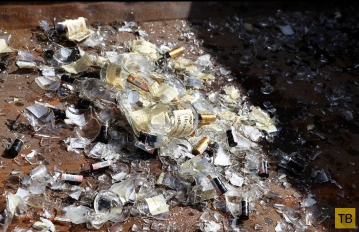 5 000 литров элитного алкоголя на сумму в 80 000 евро уничтожено по постановлению суда в Латвии (12 фото)