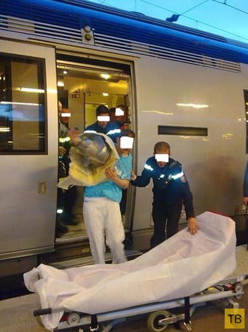 Пассажир поезда застрял в унитазе, пытаясь вытащить мобильный телефон (4 фото)