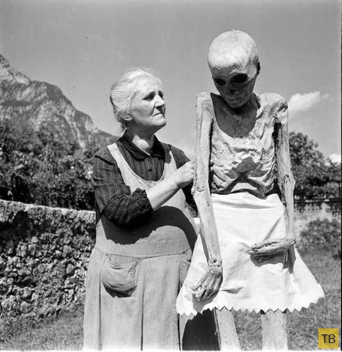 В итальянской деревне Венцоне "выгуливали" мумий. Архивные фотографии 1950 года (10 фото)