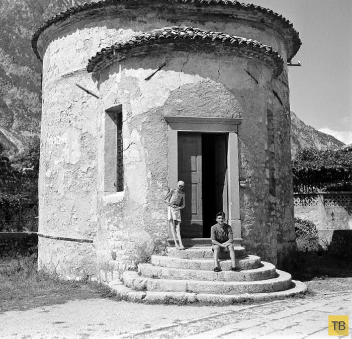 В итальянской деревне Венцоне "выгуливали" мумий. Архивные фотографии 1950 года (10 фото)