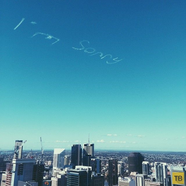 Надпись «I'm sorry» в небе над австралийским Брисбеном (6 фото)