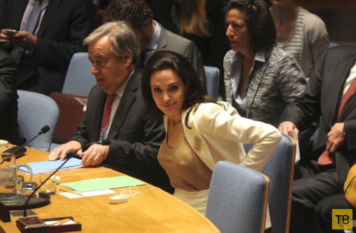 Анджелина Джоли пришла на заседание ООН без нижнего белья (4 фото)