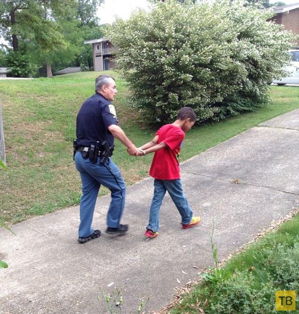 Американка попросила полицейских "арестовать" непослушного малолетнего сына (5 фото)