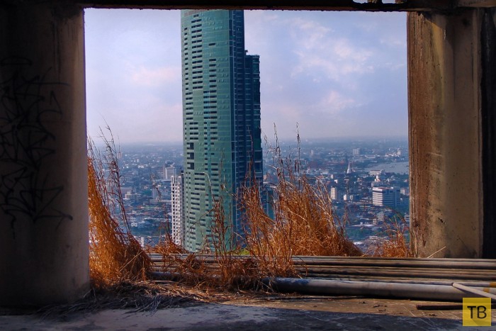 В столице Таиланда Бангкоке самый высокий в мире заброшенный небоскреб - Sathorn Unique (25 фото)