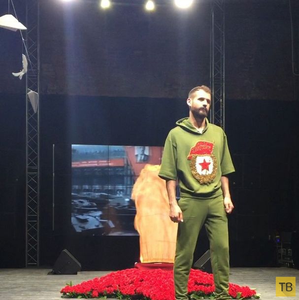 Показ модной «патриотической одежды» в Москве (6 фото)