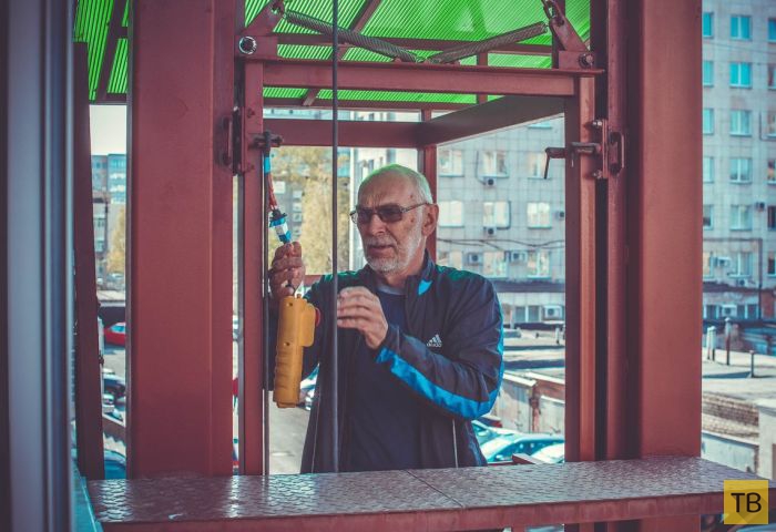 Челябинский пенсионер Александр Владимирович Шустов построил лифт для внуков-инвалидов (6 фото)